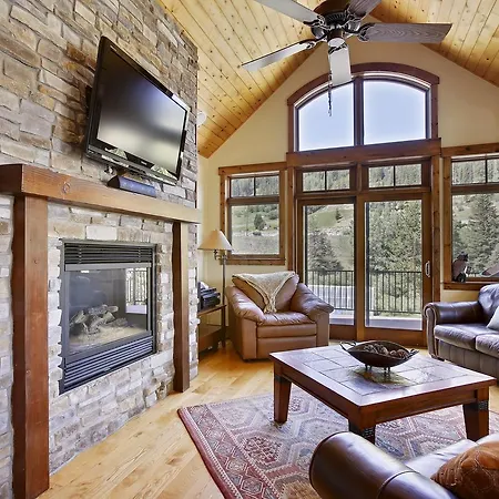 Slopeside Luxury Villa: Resort-Adjacent with Steam Shower & Activity Perks